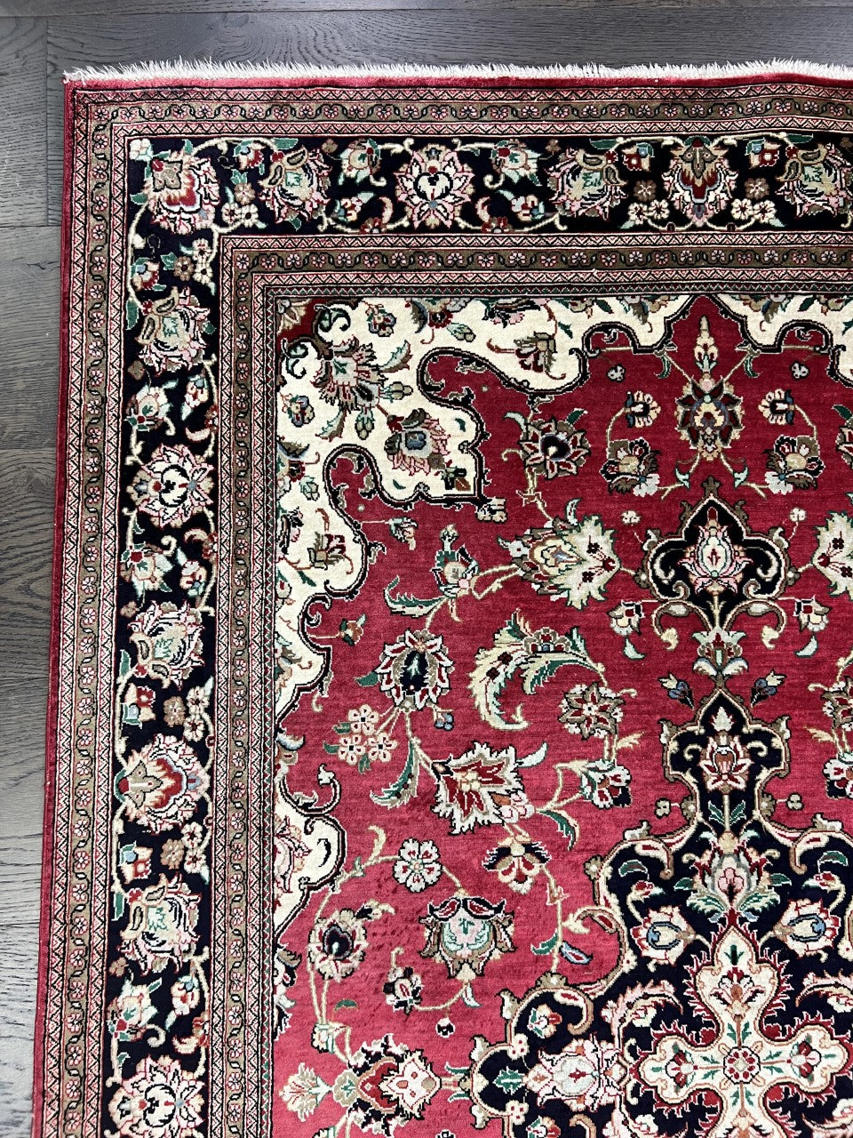 Stunning vintage decorative Isfahan silk rug. - Hakiemie Rug Gallery