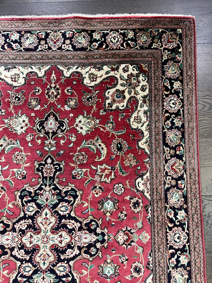 Stunning vintage decorative Isfahan silk rug. - Hakiemie Rug Gallery