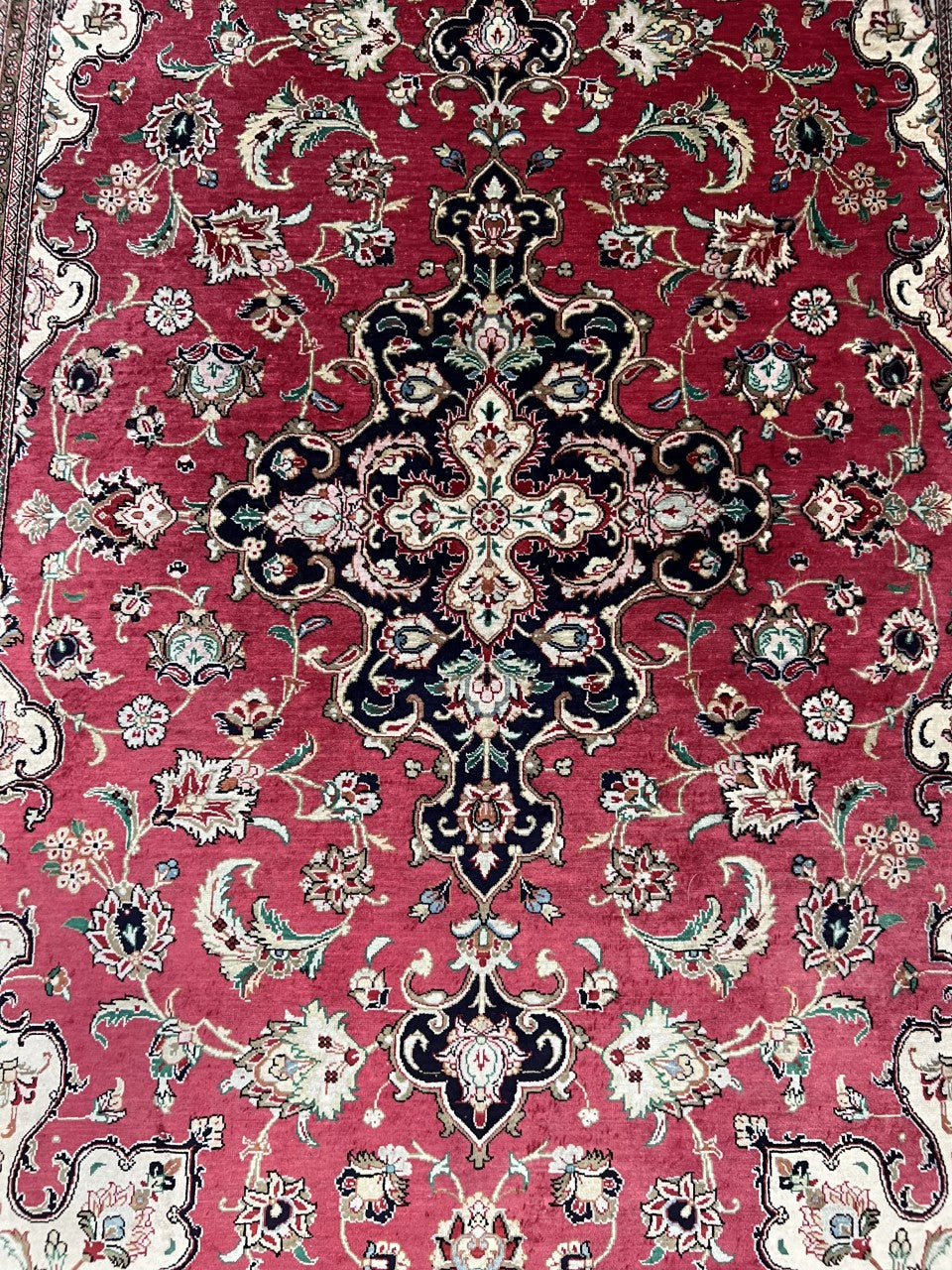 Stunning vintage decorative Isfahan silk rug. - Hakiemie Rug Gallery
