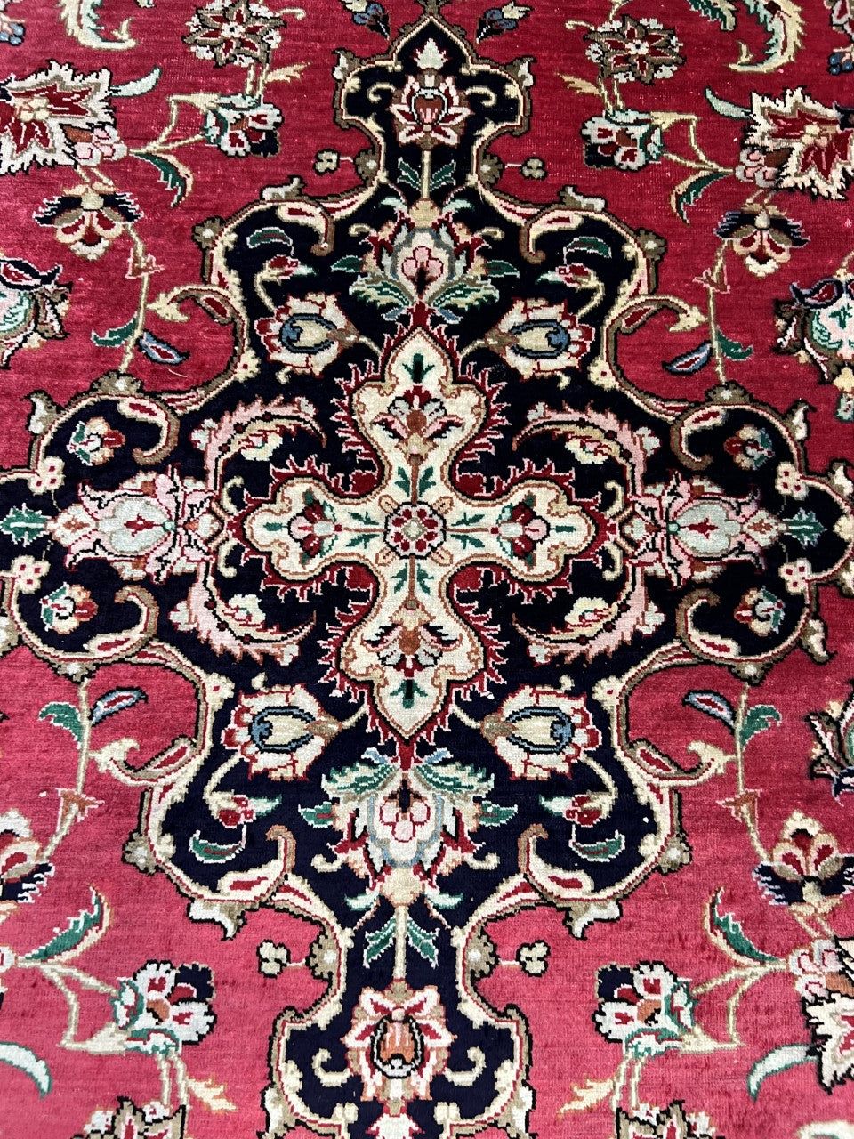 Stunning vintage decorative Isfahan silk rug. - Hakiemie Rug Gallery
